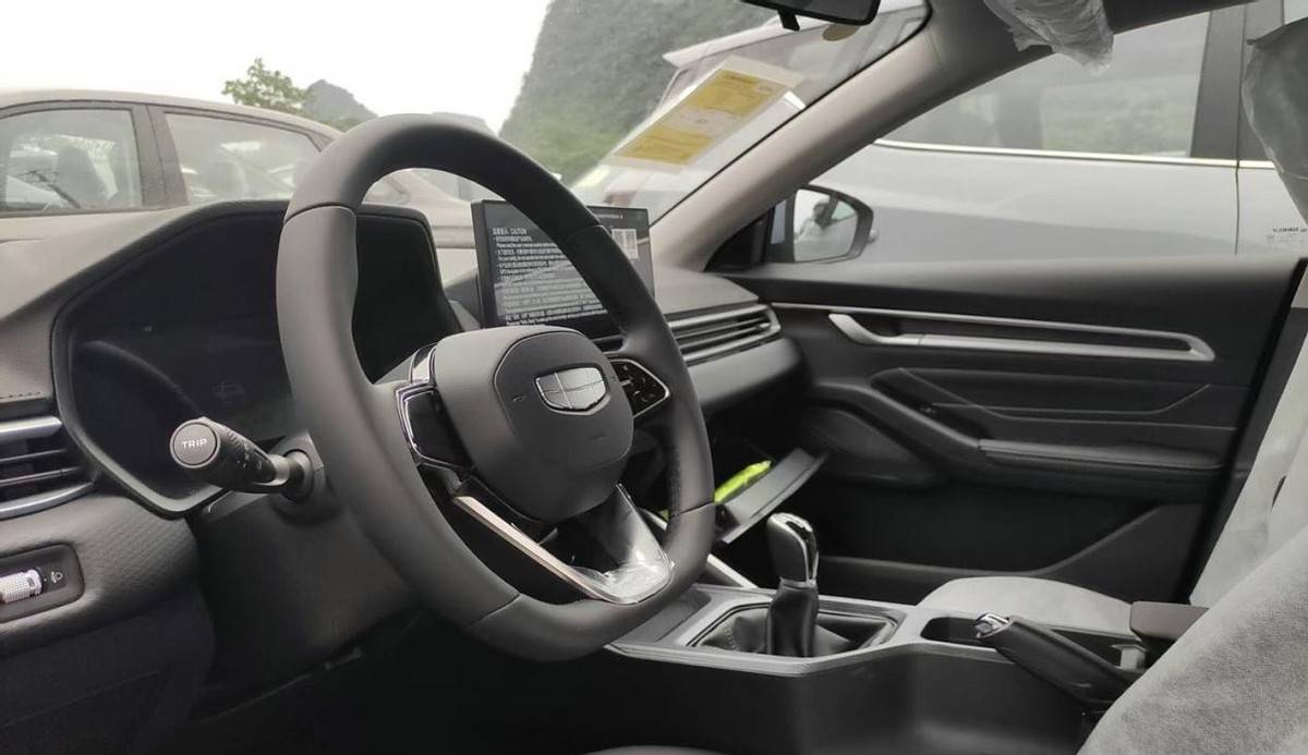 現(xiàn)款6.99萬起售,吉利新款帝豪實(shí)車曝光,外觀讓人驚喜