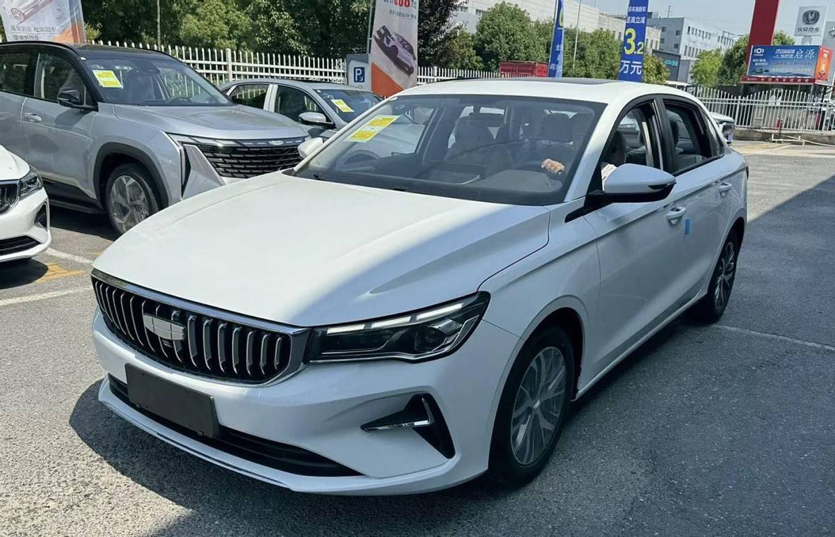 現(xiàn)款6.99萬起售,吉利新款帝豪實(shí)車曝光,外觀讓人驚喜