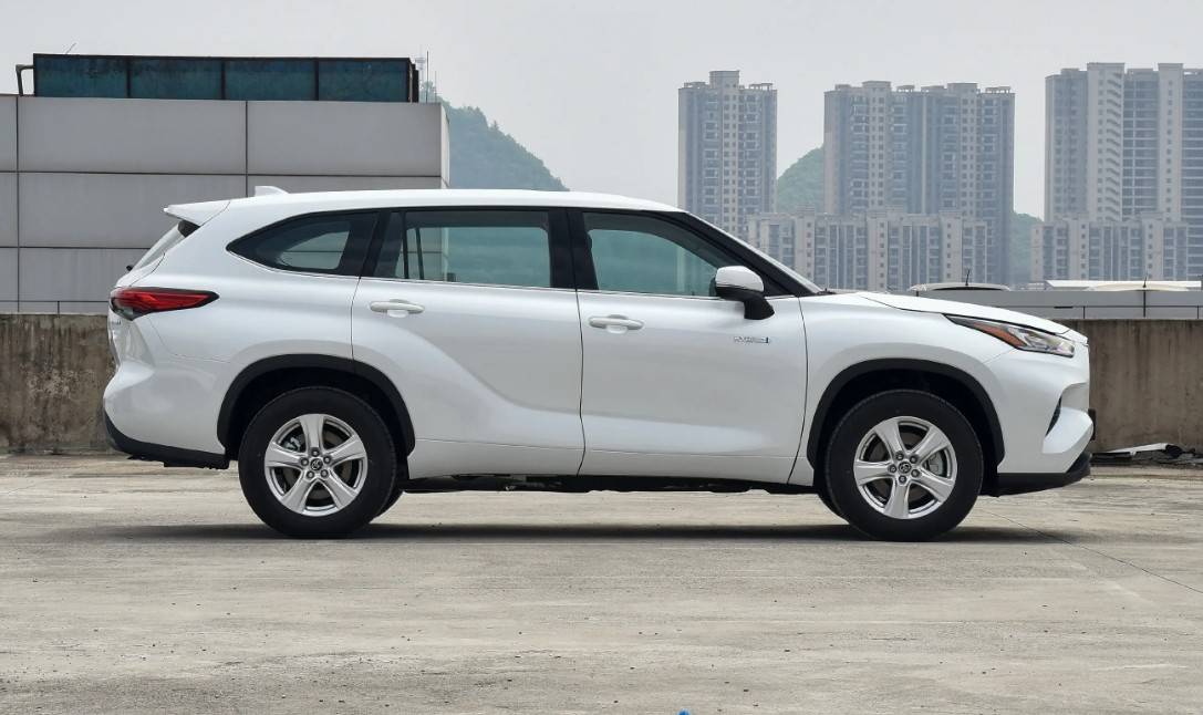 新款豐田漢蘭達將上市,現款目前優惠5萬起,買現款還是等新款?