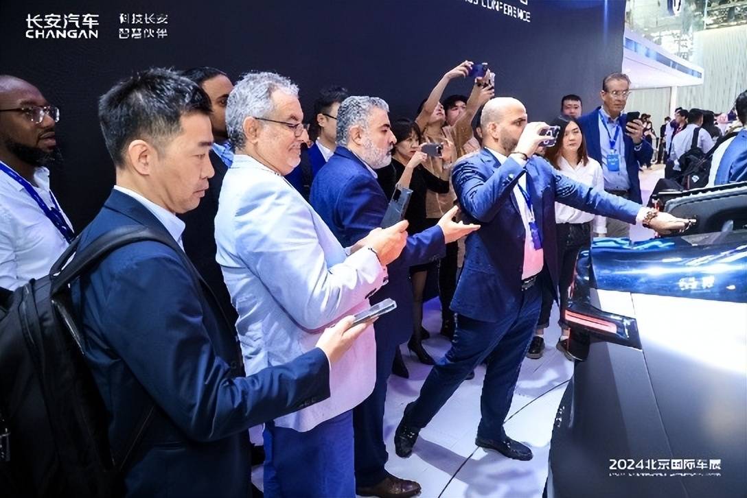 當(dāng)SUV能夠變成皮卡 長安啟源E07就不只是一輛多功能車那么簡單