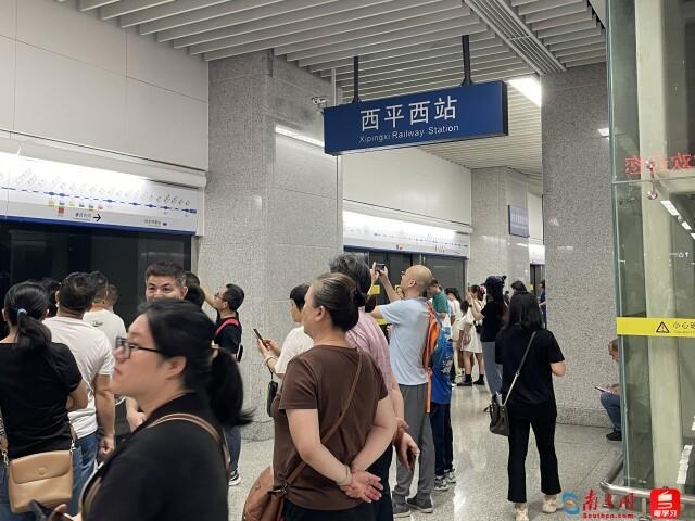 “大灣區地鐵”通車首日!記者實測:打卡市民多,實現隨到隨走