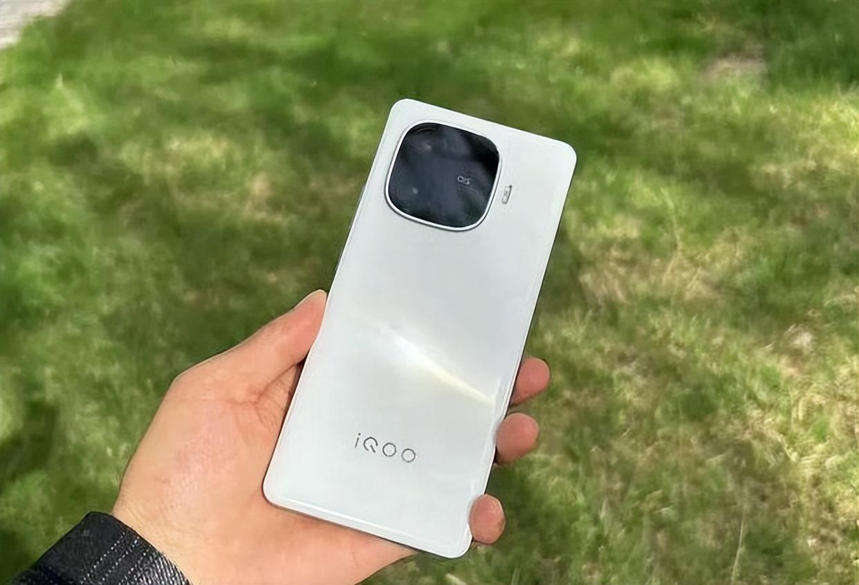 被罵慘了紅米Turbo3銷量第一,一加萎了,真我墊底,iQOO是黑馬!