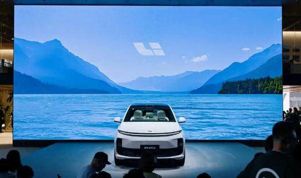 當理想撞上現實,股價銷量雙暴跌!李想力斬純電車型