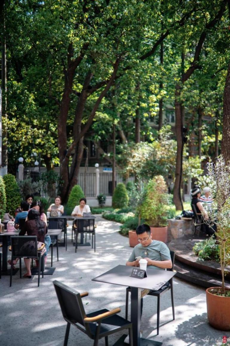 衡山路新添一景,賞花,用餐,咖啡,購物……法式小花園打開方式多