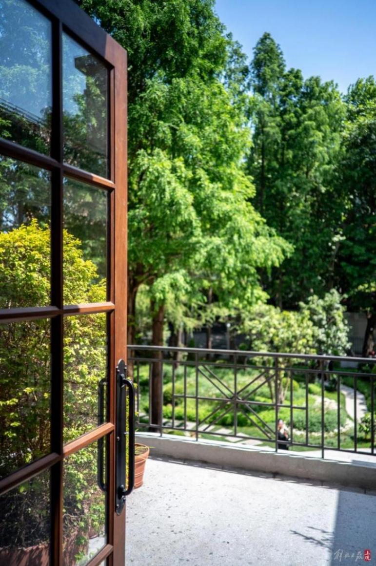 衡山路新添一景,賞花,用餐,咖啡,購物……法式小花園打開方式多