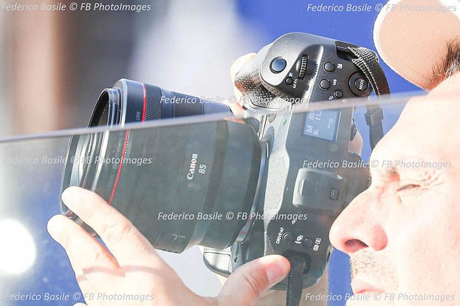 外觀夠霸氣!佳能EOS R1真機外觀泄漏 不愧是頂尖旗艦