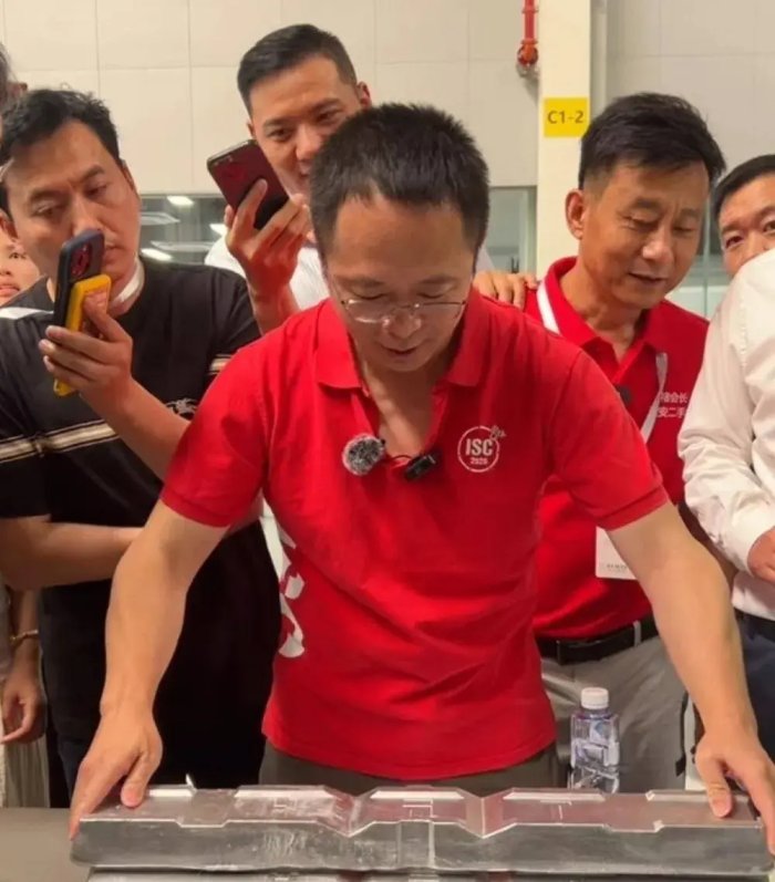 安聰慧居然卑微致歉,周鴻祎給極氪009光輝代言翻車?