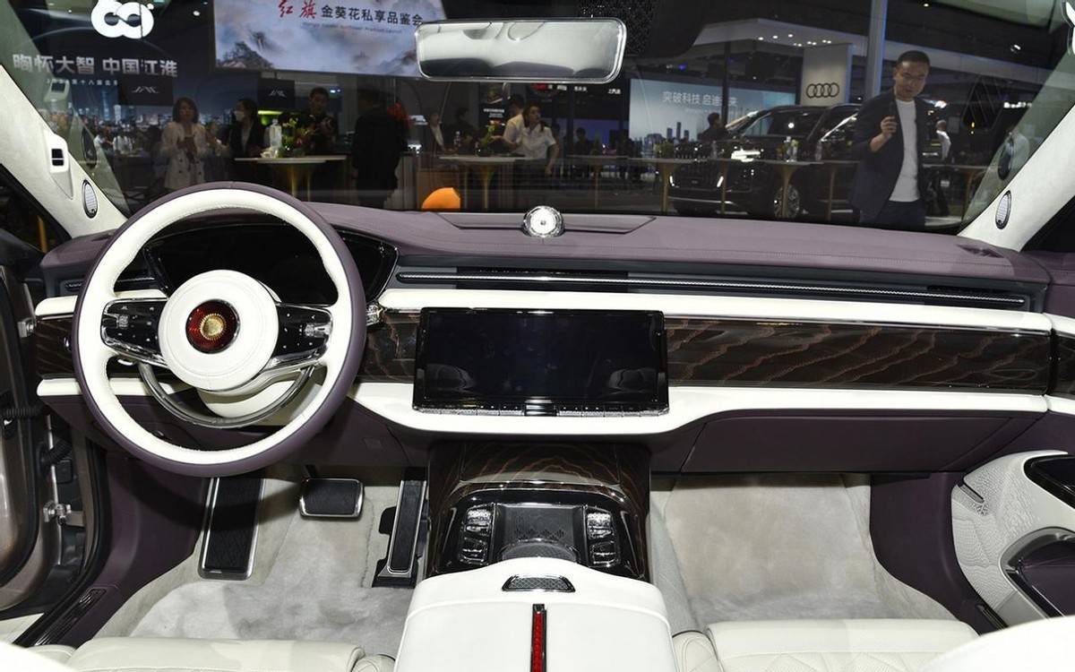 中國(guó)人自己的“賓利”、“勞斯萊斯”!紅旗國(guó)雅實(shí)車(chē)到店,或售110萬(wàn)起