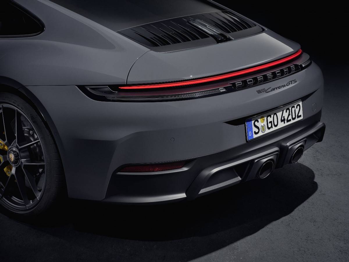 911歷史上首次推出量產(chǎn)高性能混合動(dòng)力車型——911 Carrera GTS