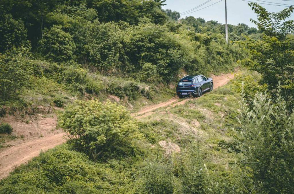 家庭七座SUV雙雄對決:漢蘭達加速稍快,日產探陸空間品質占優