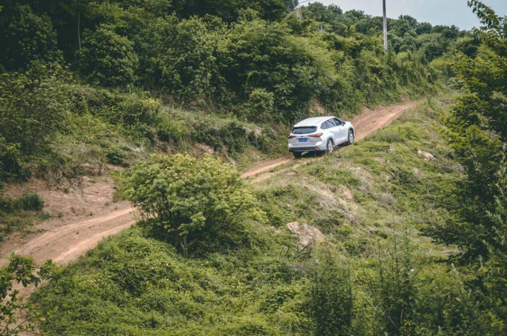家庭七座SUV雙雄對決:漢蘭達加速稍快,日產探陸空間品質占優