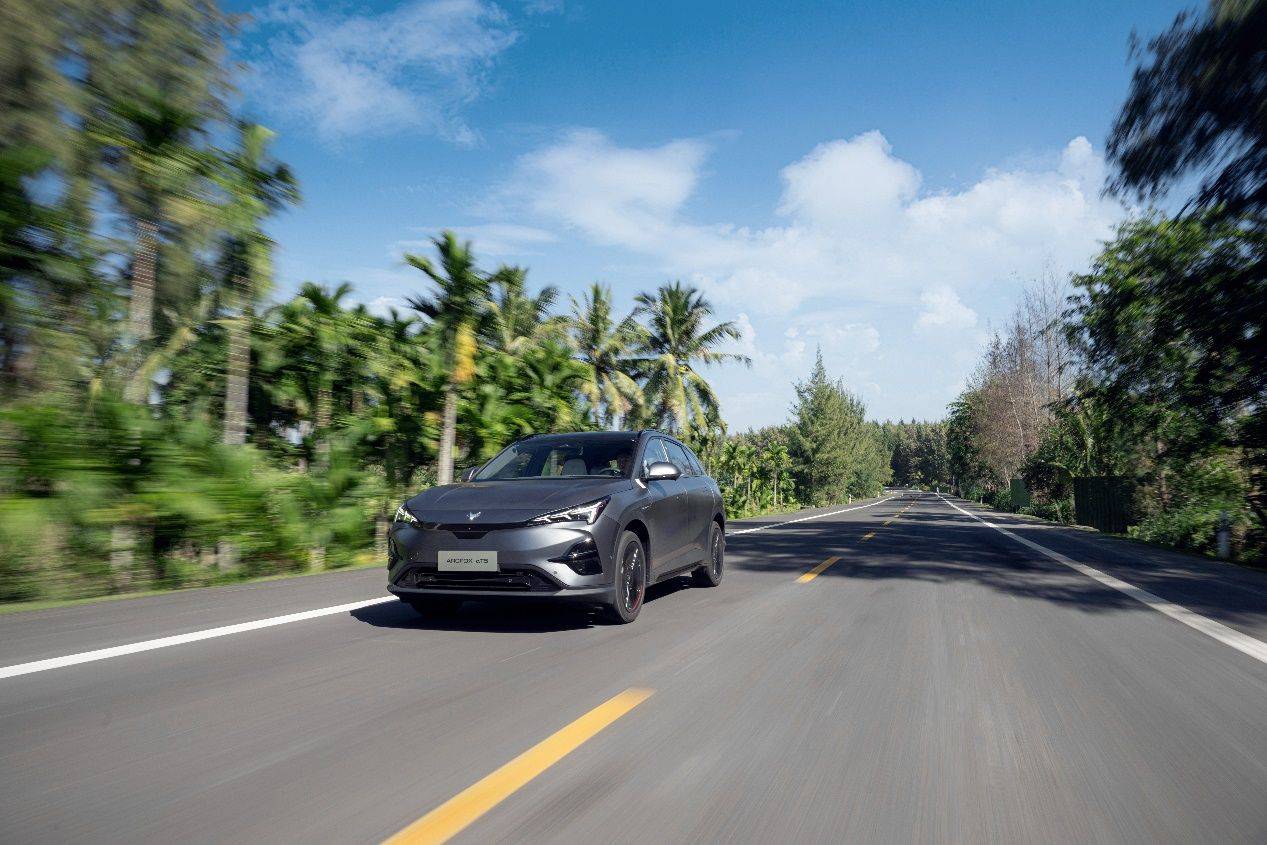 極狐阿爾法T5和比亞迪宋PLUS EV:誰(shuí)更適合日常家用?