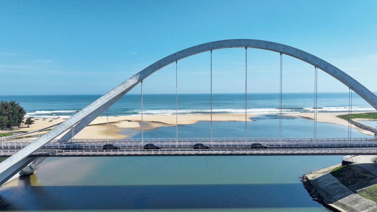 極狐阿爾法T5和比亞迪宋PLUS EV:誰(shuí)更適合日常家用?