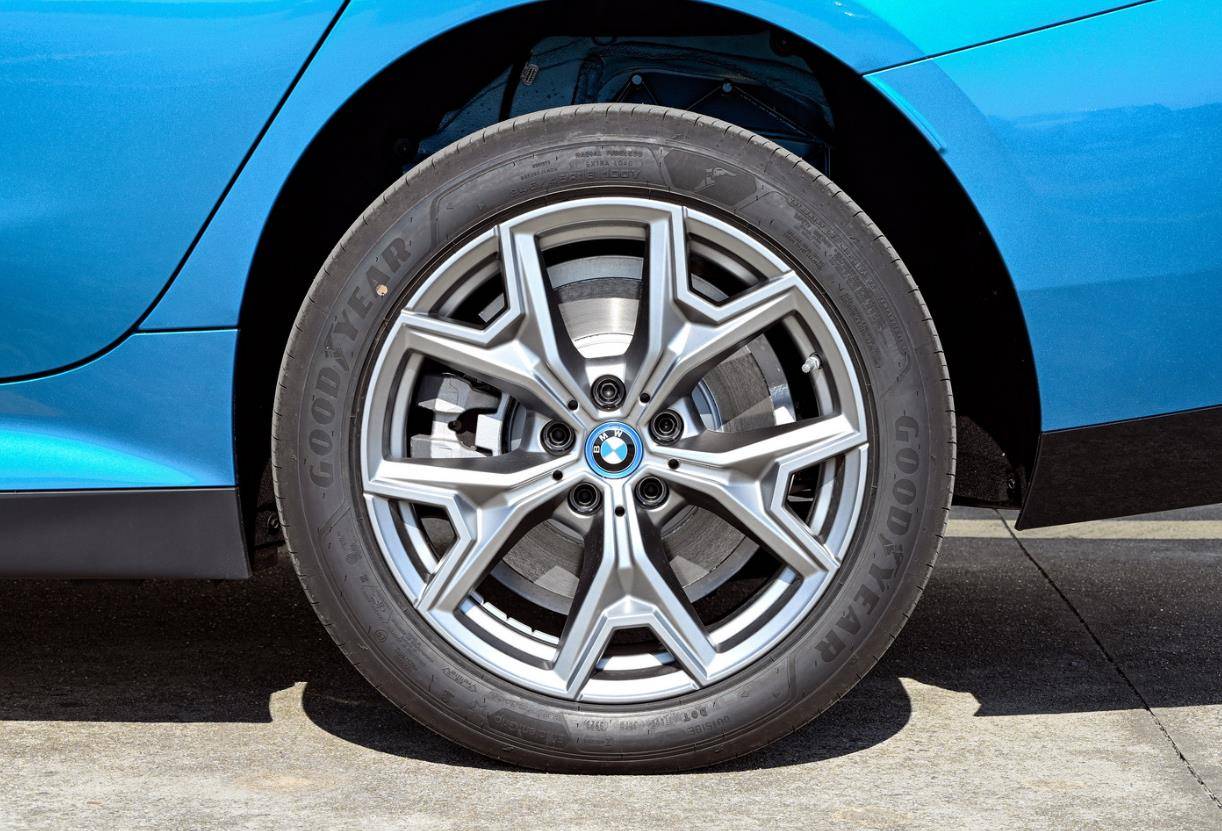 寶馬也慌了!近4.9米純電車不到21萬,加速5.6秒全系空氣懸掛