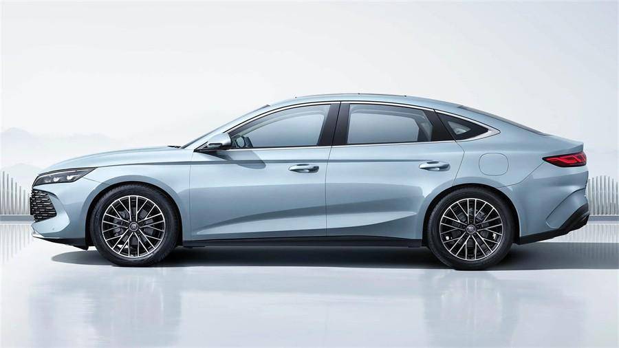 虧電油耗2.9L,比亞迪DM5.0“雙子星”秦L和海豹06,到底有多火?