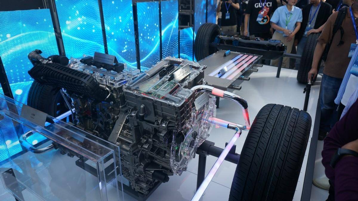 虧電油耗2.9L,比亞迪DM5.0“雙子星”秦L和海豹06,到底有多火?