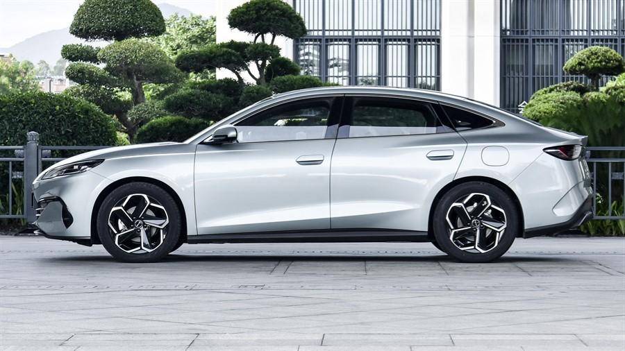 虧電油耗2.9L,比亞迪DM5.0“雙子星”秦L和海豹06,到底有多火?