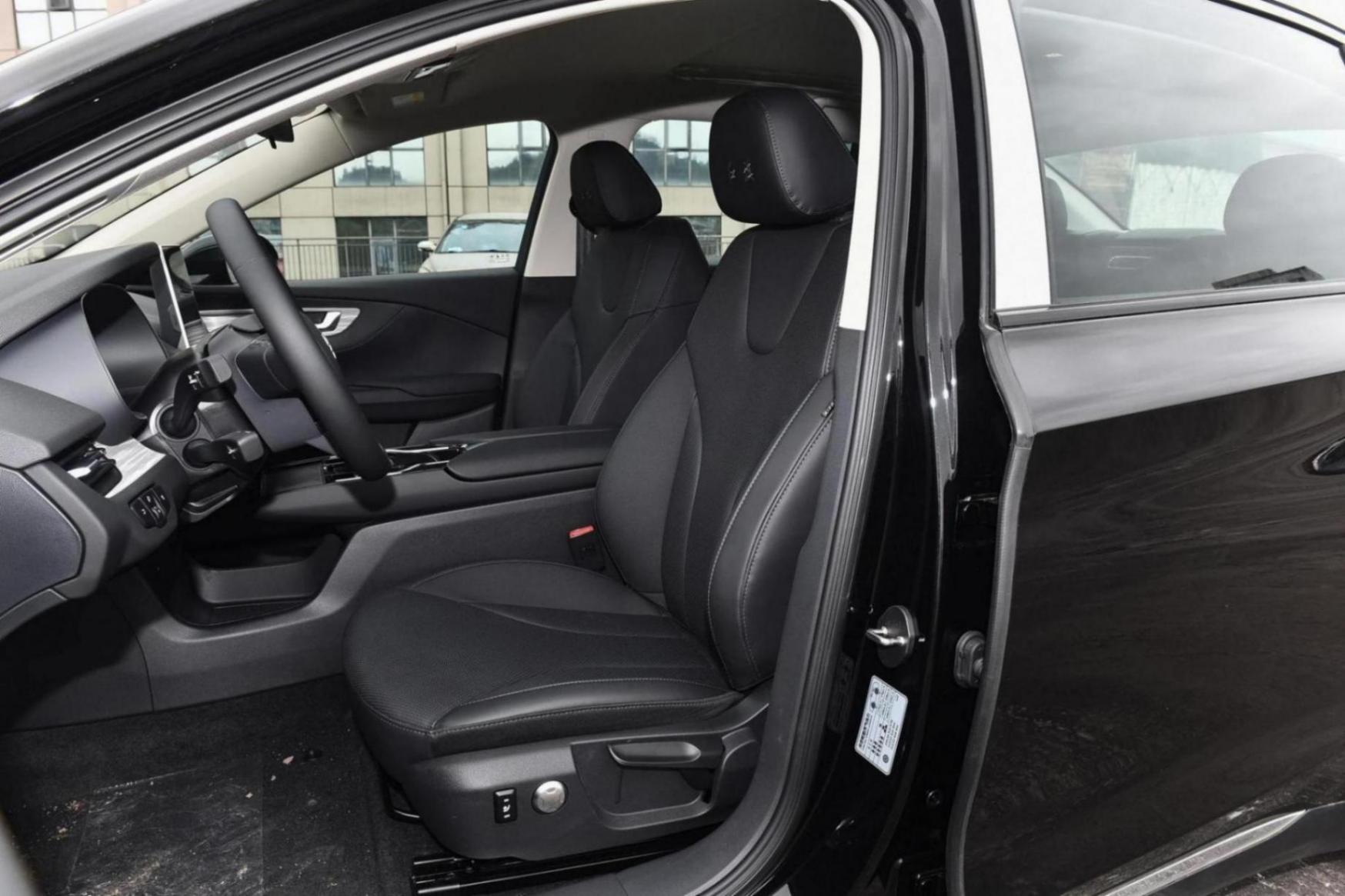 解讀紅旗E-QM5,定位中型車,售價16.58萬起,產品力如何?