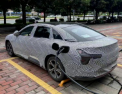 復刻毛坯風?小鵬MONA首款車型內飾曝光,無儀表+無按鍵極簡設計