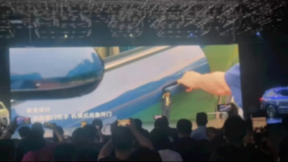 余承東:不能買了不是華為智駕的版本,不管場景開,然后狂黑我們