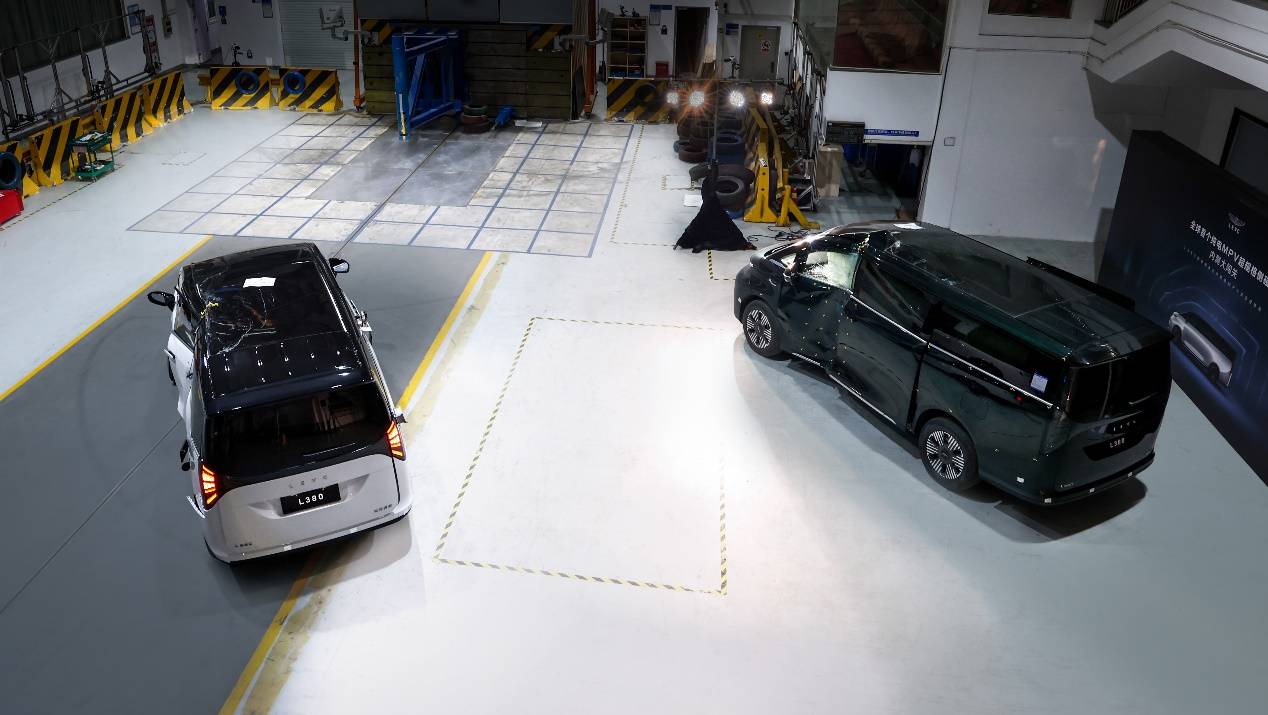 全球首個(gè)純電MPV雙柱側(cè)碰 L380展現(xiàn)安全真功夫