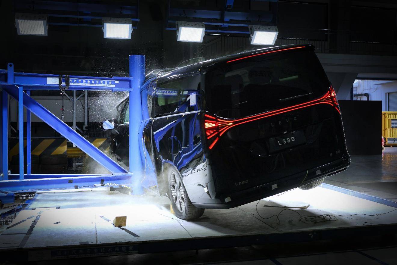 全球首個(gè)純電MPV雙柱側(cè)碰 L380展現(xiàn)安全真功夫