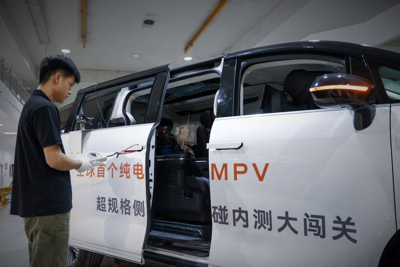 全球首個(gè)純電MPV雙柱側(cè)碰 L380展現(xiàn)安全真功夫