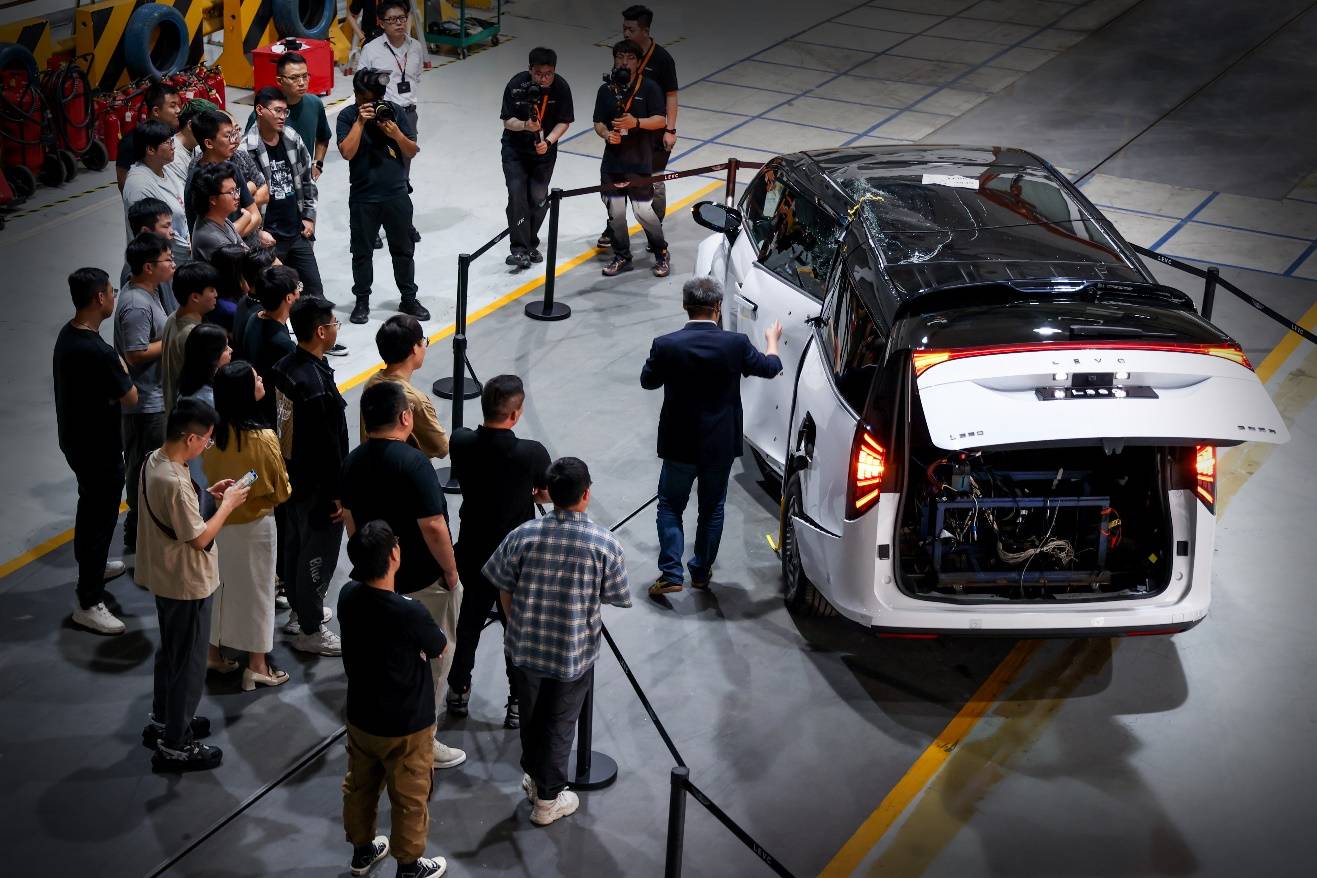 全球首個(gè)純電MPV雙柱側(cè)碰 L380展現(xiàn)安全真功夫