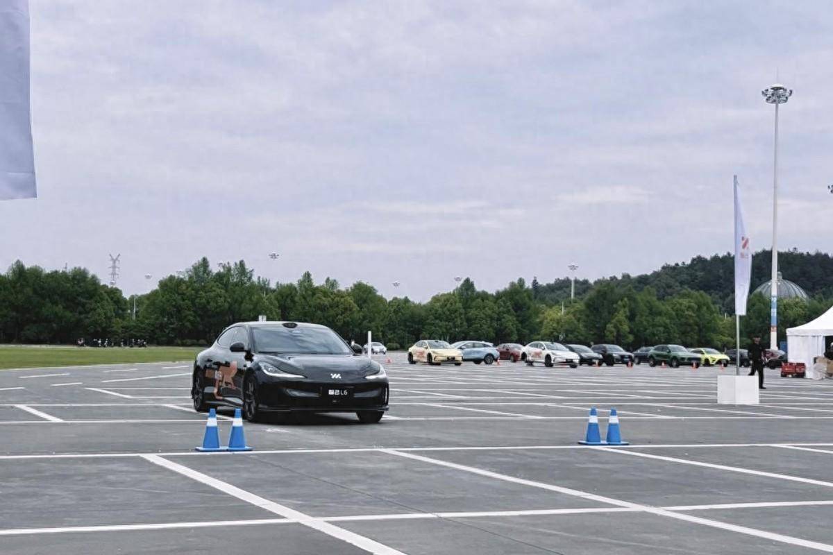 “百萬級”配置上身,智己L6入門即滿配