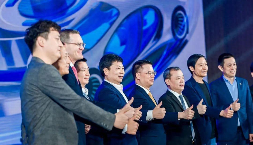 當雷軍與余承東罕見同框,遙遙領先不忘唇槍舌劍