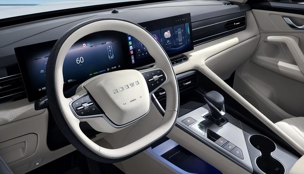 10萬預(yù)算又有新選擇!國(guó)家隊(duì)“全能王”榮威D5X DMH來炸場(chǎng)了