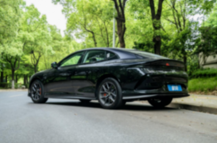 智己L6 Max VS 極氪007:高性能電動車巔峰對決