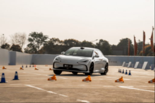 智己L6 Max VS 極氪007:高性能電動車巔峰對決