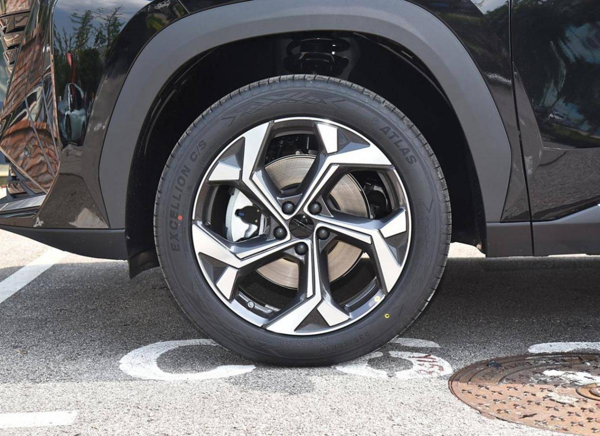 吉利撬開合資SUV大門的車型,博越L有很多類似新能源的設(shè)計(jì)