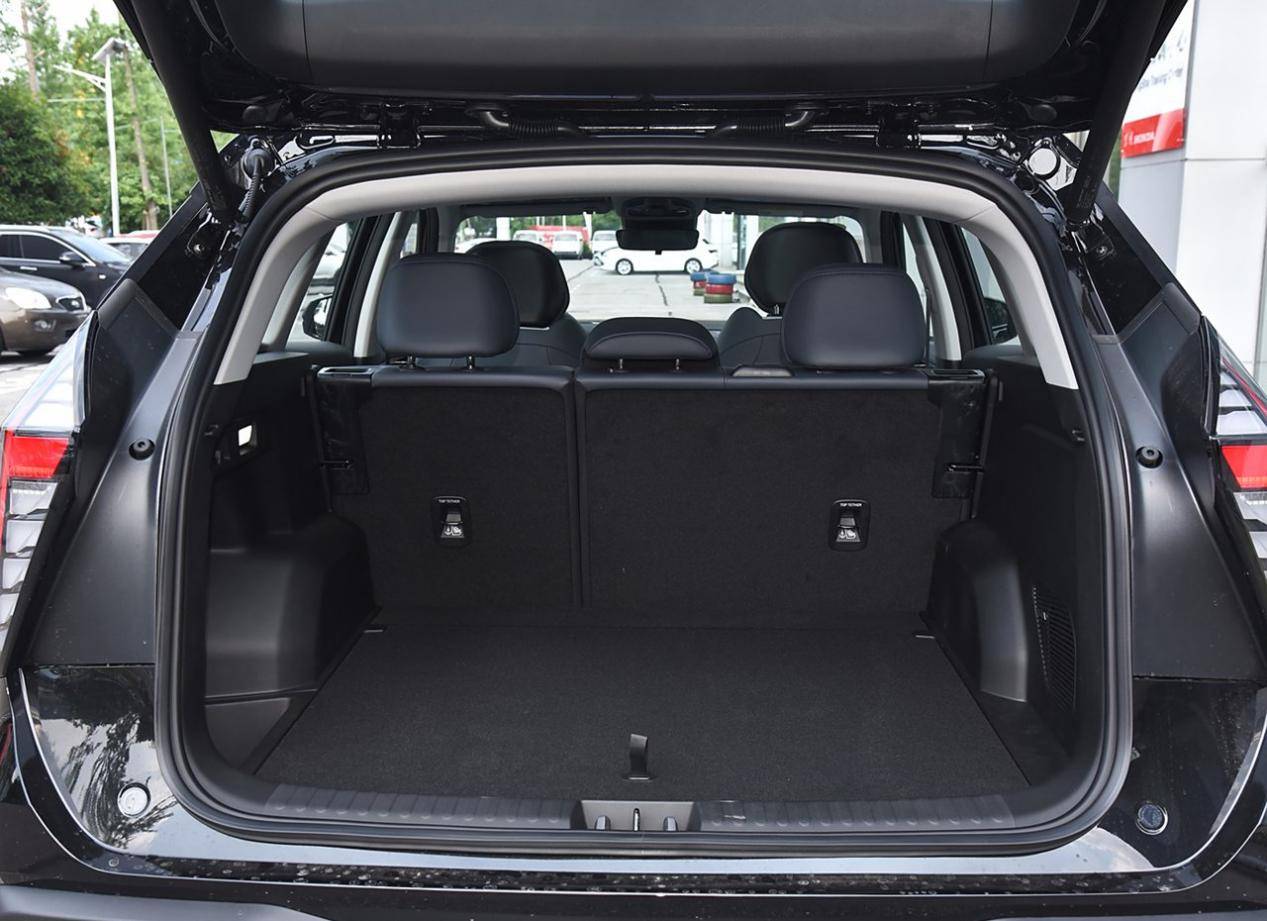 吉利撬開合資SUV大門的車型,博越L有很多類似新能源的設(shè)計(jì)