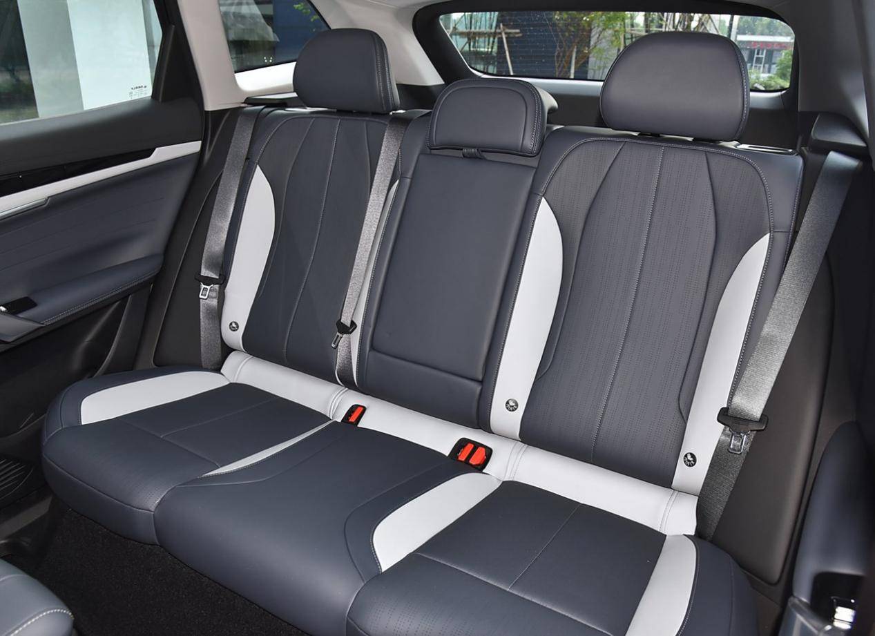 吉利撬開合資SUV大門的車型,博越L有很多類似新能源的設(shè)計(jì)