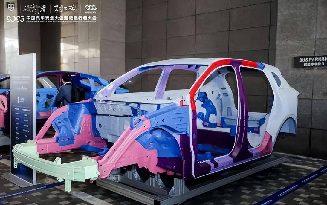 軸距接近漢蘭達 價格卻只有它的三分之一 8.89萬起提走奔騰T90