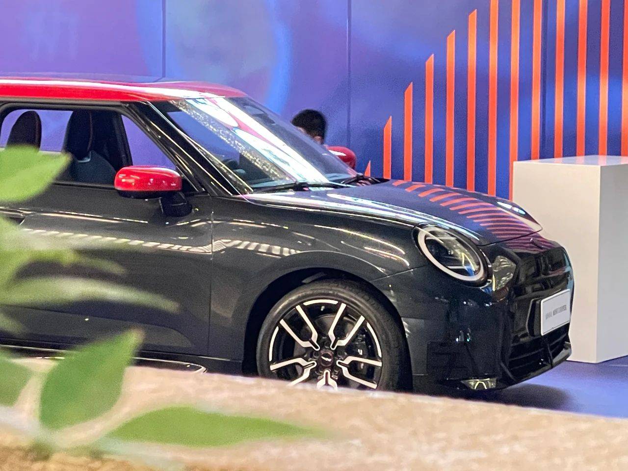實(shí)拍純電動(dòng)MINI COOPER SE:什么是經(jīng)典的有效傳承?這就是