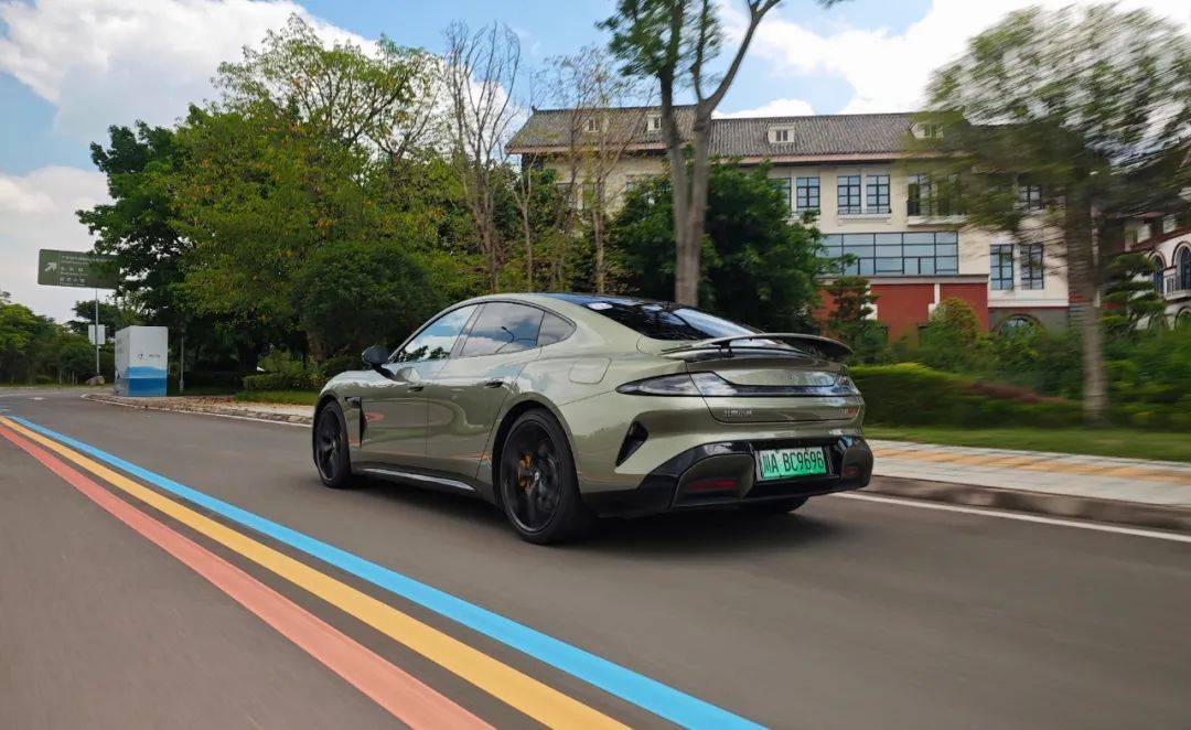 試駕小米SU7:拋開智能化不談,機械素質就能值30萬元?