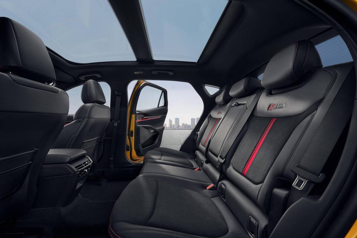 運(yùn)動(dòng)中型車標(biāo)桿再升級(jí)!搭載2.0T大功率混動(dòng)總成,又快又省油