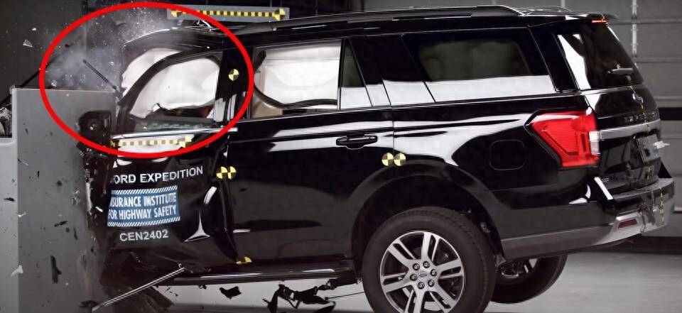 美國全尺寸SUV碰撞測試翻車,不是越大越安全!