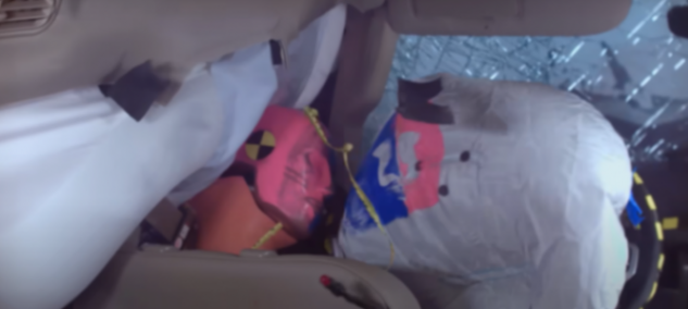 美國全尺寸SUV碰撞測試翻車,不是越大越安全!