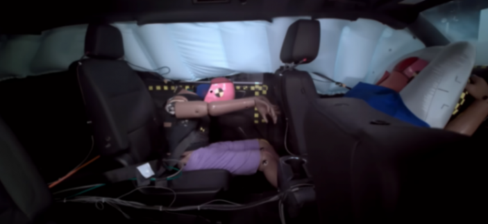 美國全尺寸SUV碰撞測試翻車,不是越大越安全!