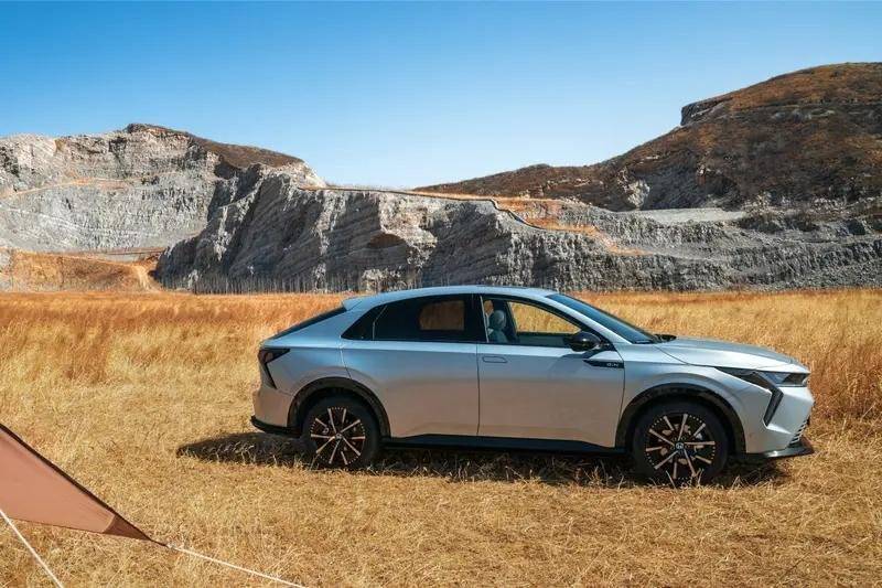 這款合資純電獵裝轎跑即將上市,又帥又能打,合資純電新的排面?