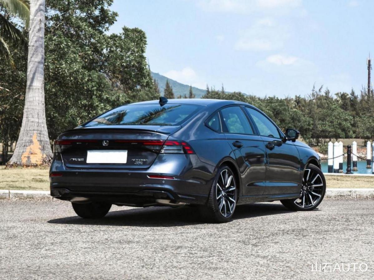 本田終于妥協了,十一代雅閣降價6萬,配1.5T+CVT,12個BOSE音響