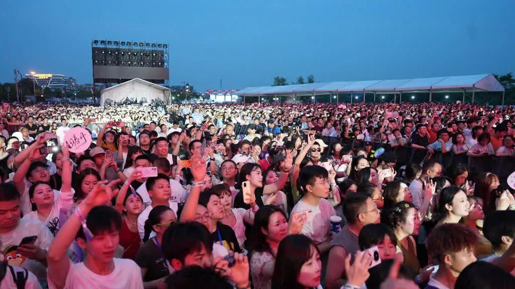 夏韻綿長 藝彩飛揚 ‖ 萬人火熱live現場!QQ音樂巔峰音樂節在綿陽游仙小枧濕地公園火爆開啟!