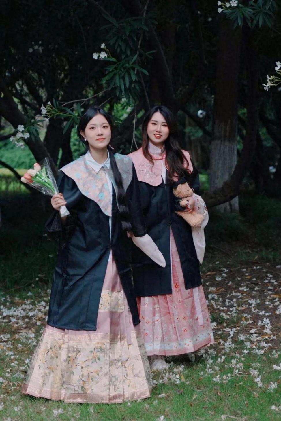 云肩、簪花、馬面裙,東華大學“國風”畢業照致敬青蔥歲月