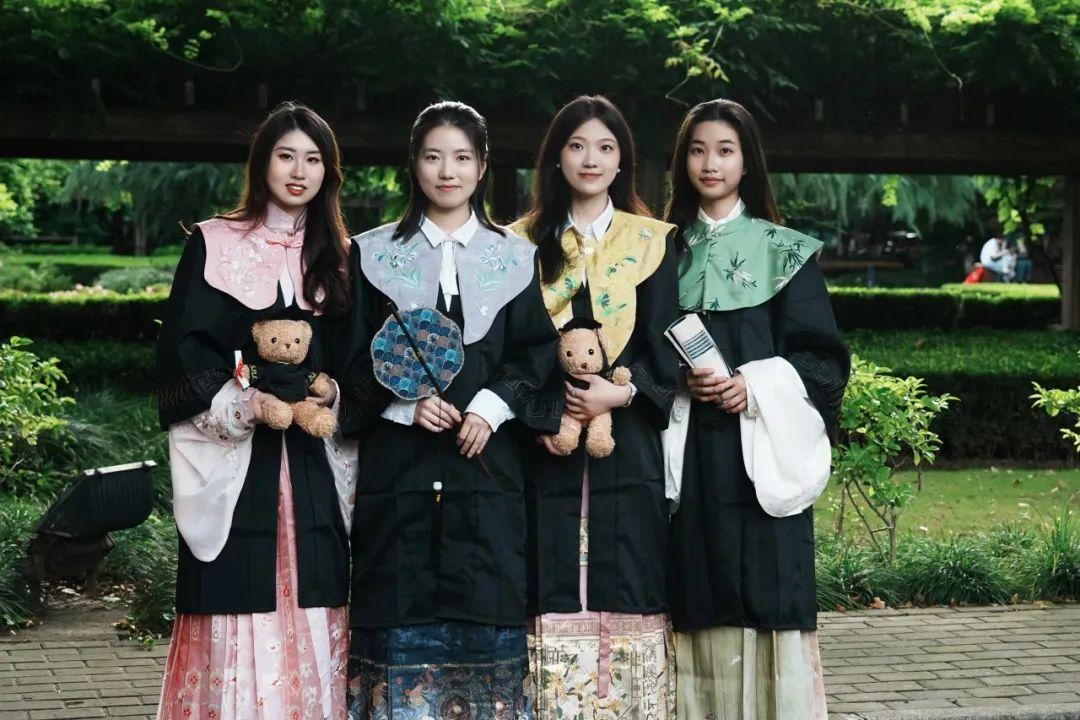 云肩、簪花、馬面裙,東華大學“國風”畢業照致敬青蔥歲月