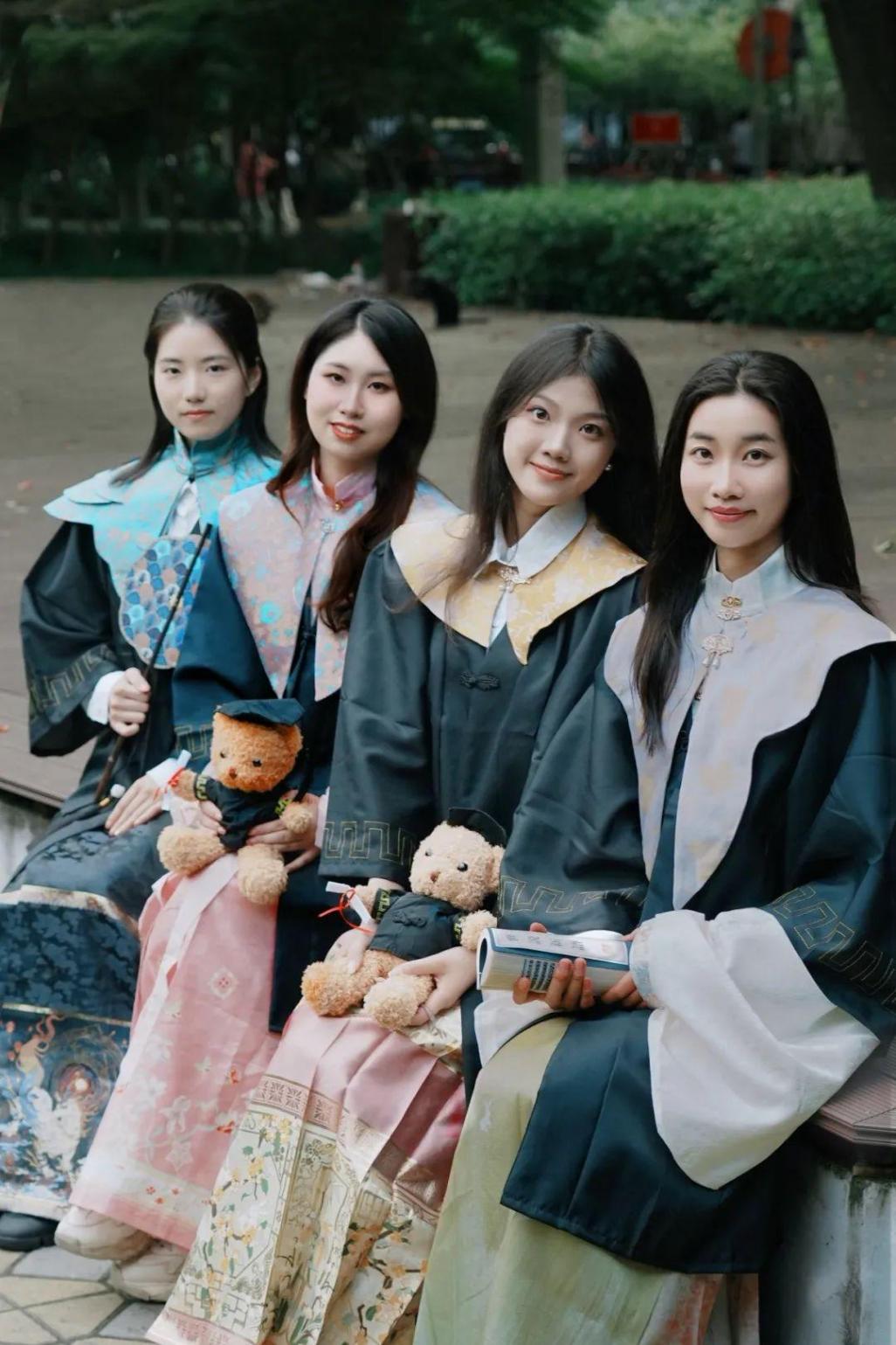 云肩、簪花、馬面裙,東華大學“國風”畢業照致敬青蔥歲月