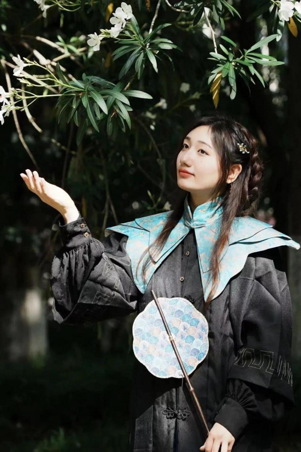 云肩、簪花、馬面裙,東華大學“國風”畢業照致敬青蔥歲月